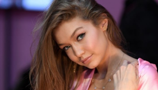 Borítókép: Gigi Hadid legutóbbi bemutatóján nem viselt semmit, csak virágokat