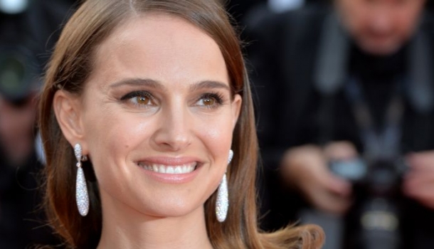 Borítókép: A nap szettje: Natalie Portman egy tőle teljesen szokatlan outfitben lépett az utcára, mi pedig imádjuk