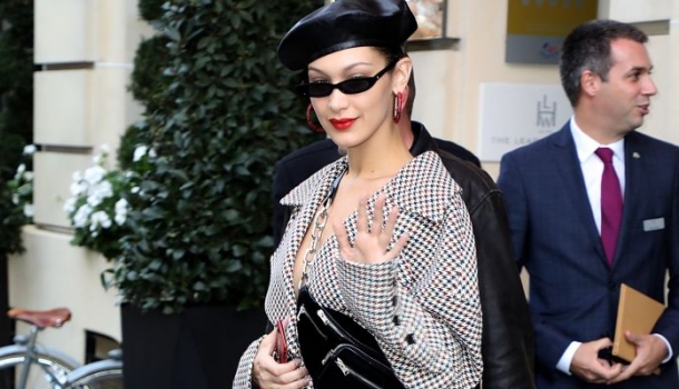 Borítókép: Ez tényleg trend lesz? Bella Hadid két nadrágot húzott egyszerre magára