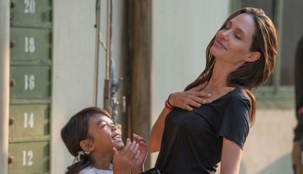 Borítókép: Angelina Jolie új filmjének trailere darabokra szakítja a szíved