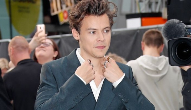 Borítókép: Szerinted ciki vagy menő? Harry Styles magas sarkú cipőt húzott az utcára – FOTÓ