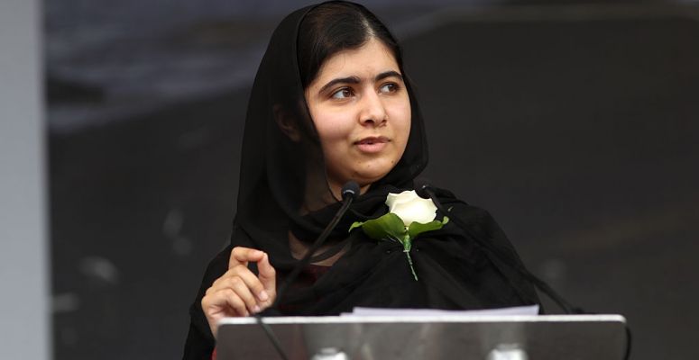 Borítókép: Éppen Oxfordba készül a 20 éves, Nobel-békedíjas Malála Júszafzai, így aztán a Twitteren kért tanácsot, hogy mit vigyen magával. És kapott is!