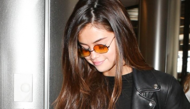 Borítókép: Selena Gomez bemutatja: ez lesz az ősz legmenőbb bőrdzsekije, amire minden nőnek szüksége van