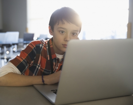 Borítókép: Mit talál egy gyerek a magyar nyelvű neten, ha rákeres a magömlés szóra? Hát, elég keveset, sajnos