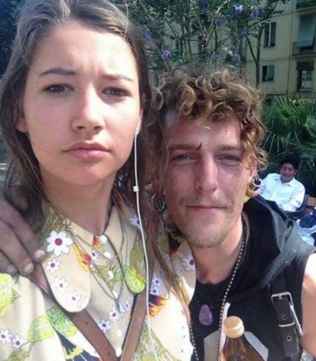 Borítókép: Elege lett abból, hogy utána fütyülnek az utcán, ezért nekiállt szelfizni a zaklatóival