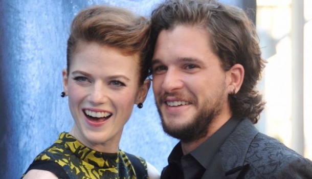 Borítókép: Amiért sokan ölnének! Rose Leslie végre megmutatta, hogy milyen elképesztő eljegyzési gyűrűt kapott Kit Haringtontól 