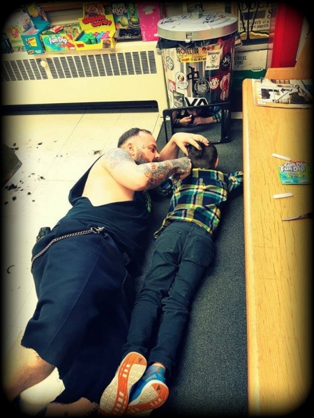 Borítókép: Vannak még hétköznapi hősök! - Ez az autista kisfiú már nem fél többé a fodrásznál