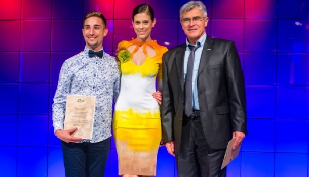 Borítókép: Rendhagyó fashion show keretében adták át csütörtökön a Poli-Farbe Lehengerlő sokszínűség nevű divatpályázat díjait
