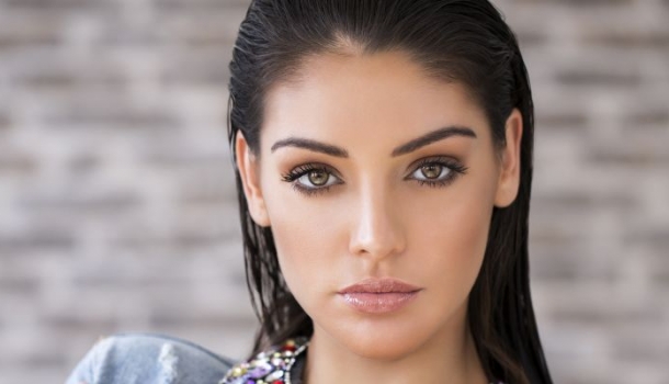 Borítókép: Kulcsár Edina művi beavatkozások helyett a Collagen Cocktail-ra szavaz!