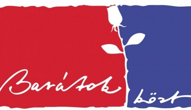 Borítókép: Wow! Eljegyezték a Barátok közt fiatal színésznőjét: a gyűrűjét is megmutatta!