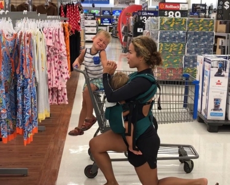 Borítókép: Jól beszóltak az anyukának, aki a hipermarket közepén állt neki edzeni a gyerekekkel, de nem hagyta magát