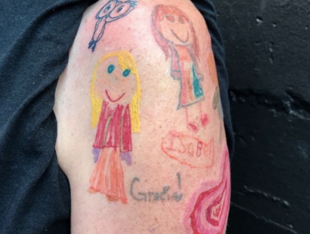 Borítókép: Ez az apuka magára varratta a gyerekei rajzait! 