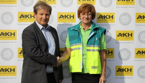 Borítókép: Téli abroncsokat adományozott a koraszülött mentőknek az Abroncs Kereskedőház