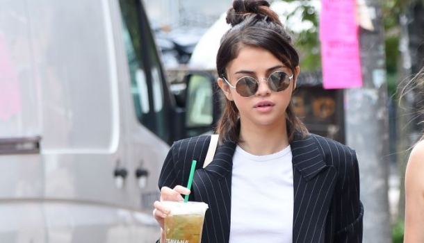 Borítókép: Szoknyát nadrággal? Selena Gomez bebizonyította, hogy még ebben a bizarr trendben is lehetsz stílusos