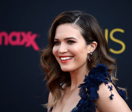 Borítókép: Mandy Moore „különlegesen összetartónak” nevezte a családját, miután édesanyja összeköltözött egy másik nővel és mindkét testvére előbújt