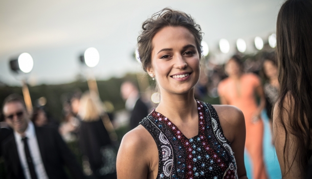 Borítókép: Már mindent értünk! Alicia Vikander végre megmutatta, hogy milyen csodás gyűrűvel kérte meg Michael Fassbender a kezét