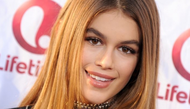 Borítókép: Cindy Crawford lányára alig lehet ráismerni: így fest Kaia platinaszőkén