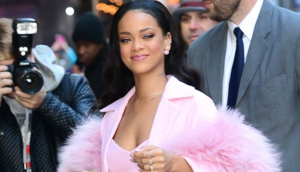 Borítókép: Hol a divatrendőrség? Nem fogsz hinni a szemednek, amikor meglátod, hogy Rihanna milyen két ruhadarabot párosított össze