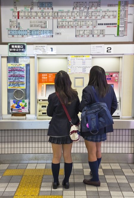 Borítókép: Beperelte a tinilány az iskoláját, amely arra kényszerítette, hogy fesse be a haját