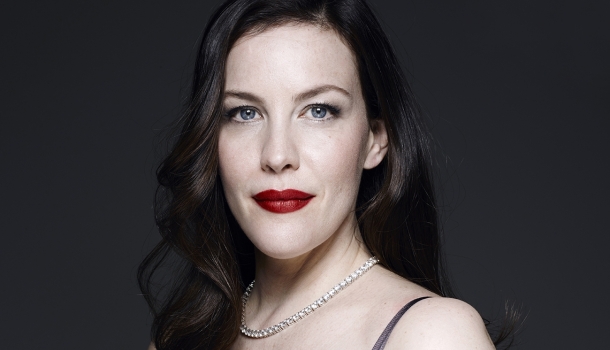 Borítókép: Példakép! Liv Tyler fehérneműre vetkőzve mutatta meg szülés utáni alakját