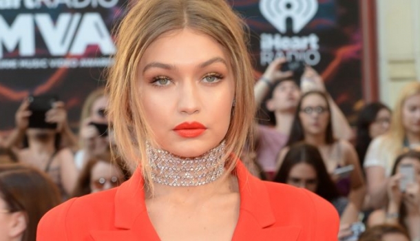 Borítókép: Áll a bál! A New York-i terrortámadás után Gigi Hadid nyíltan kiállt az iszlám mellett