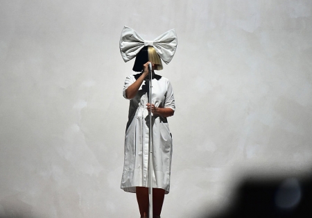 Borítókép: Sia közzétette meztelen fotóját, mielőtt egy aberrált alak eladhatta volna a rajongóknak