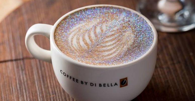 Akarjuk, most azonnal: a tél slágere lesz a glitteres cappuccino