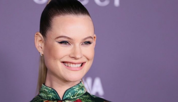 Borítókép: Behati Prinsloo talpig Gucciban mutatta meg a nagyvilágnak a kisbabáját