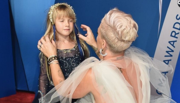 Borítókép: Pink és bűbájos lánya mindent vitt! Íme, a 2017-es CMA Awards legszebb vörös szőnyeges szettjei