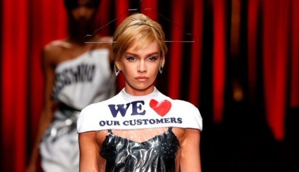 Borítókép: Forrong az internet! Nejlonzsákot még sosem árultak annyiért, mint most a Moschino teszi