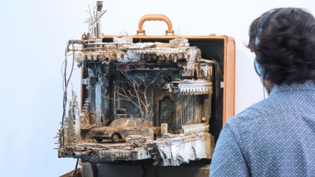 Borítókép: Kibelezett bőröndökben pihennek a menekültek történetei