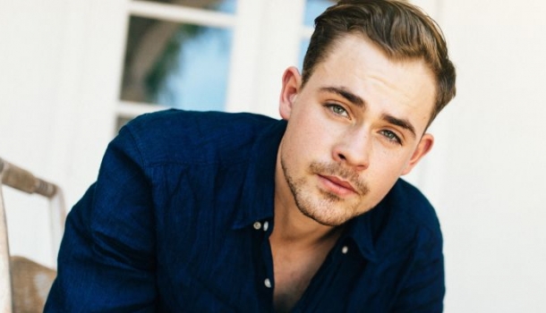 Borítókép: A srác, akire érdemes figyelni: a Stranger Things sármos rosszfiúja új szerepben tündököl!