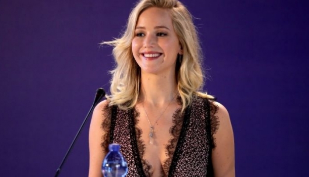 Borítókép: Jennifer Lawrence: amikor visszanézem egy filmemet, mindig a tokámat és az aknémat veszem észre először