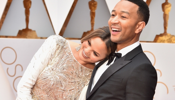 Borítókép: Érkezik Chrissy Teigen és John Legend második gyermeke – ilyen cuki videóval jelentették be!