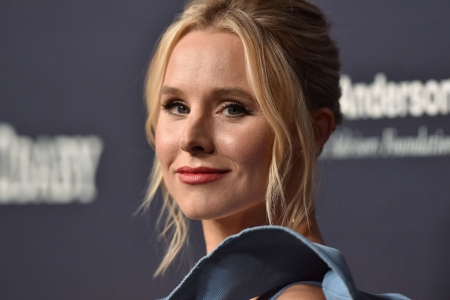 Borítókép: Kristen Bell 50-es évekbeli háziasszonyként hatalmas műmosollyal fogadja a vendégeket Sia új karácsonyi dalának videójában