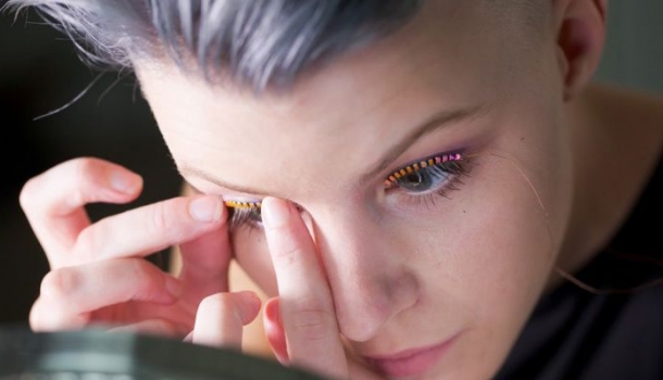 Borítókép: Ettől megőrülsz! A világító szempilla már létezik, és úgy tűnik, hogy hatalmas trend lesz – VIDEÓ