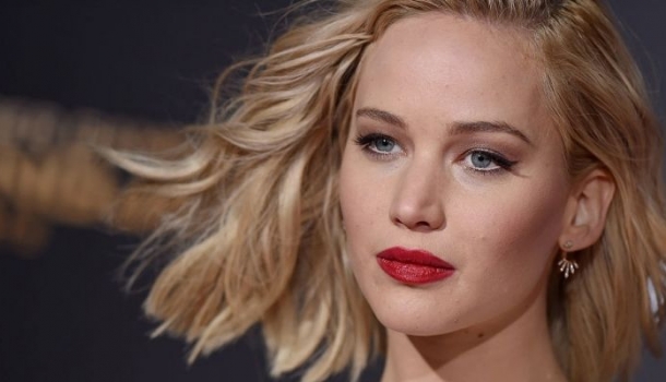 Borítókép: Jennifer Lawrence egyetlen frappáns kiszólásban megmagyarázza, miért szokott “hatalmas s*fej” lenni a rajongókkal