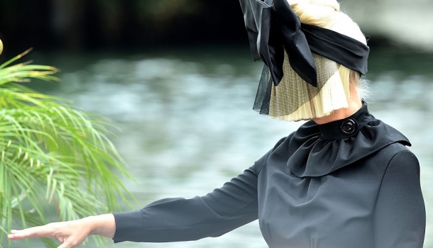 Borítókép: Miért adja a nevét egy sminktermékhez pont az a sztár, aki soha nem mutatja meg az arcát? 