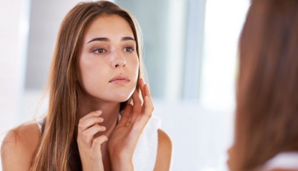 Borítókép: Fogadjunk, hogy te sem tudtad eddig: ez az esti rutinszokás is pattanásokat okoz!