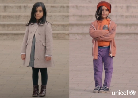 Borítókép: Egy 6 éves kislány egyedül áll az utcán. Először csinos, majd koszos ruhában. Szerinted mikor mennek oda hozzá? - VIDEÓ