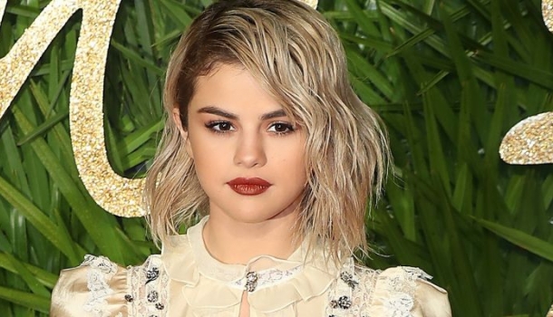 Borítókép: Selena Gomezt még sose láthattad ilyen ruhában, avagy az idei British Fashion Awards legemlékezetesebb szettjei 