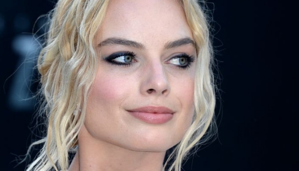 Borítókép: Margot Robbie teljesen kiakadt egy riporter kérdésén – Szerinted igaza volt?