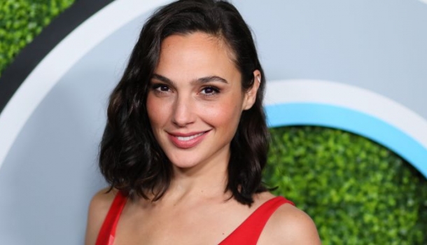 Borítókép: Gal Gadot bemutatja: íme, a tökéletes ruha az ünnepekre, ami minden nőnek jól áll