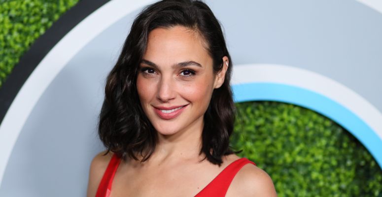 Gal Gadot bemutatja: íme, a tökéletes ruha az ünnepekre, ami minden nőnek jól áll