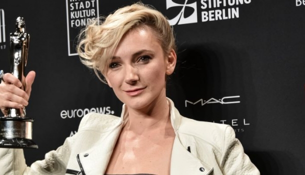 Borítókép: A nagy pillanat! Itt a teljes videó arról, ahogyan Borbély Alexandra könnyek között átveszi a legjobb európai színésznőnek járó díjat