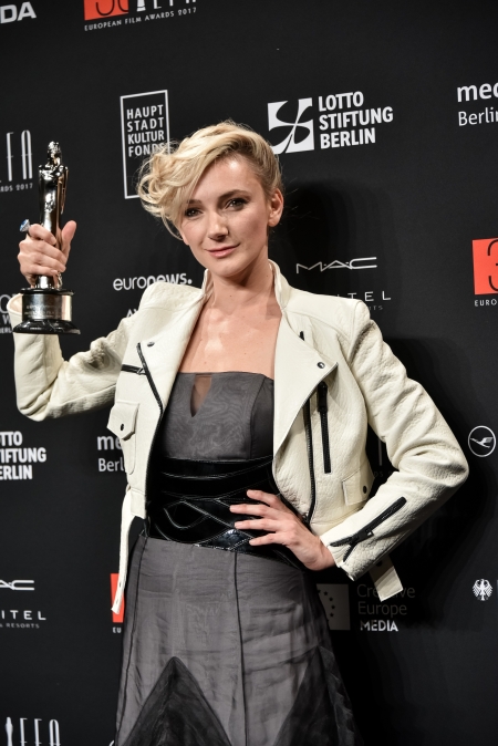 Borítókép: A nagy pillanat! Itt a teljes videó arról, ahogyan Borbély Alexandra könnyek között átveszi a legjobb európai színésznőnek járó díjat