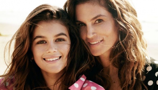 Borítókép: A divat 30 évente ismétli önmagát? Cindy Crawford lánya kiköpött édesanyja az új Versace-kampányban