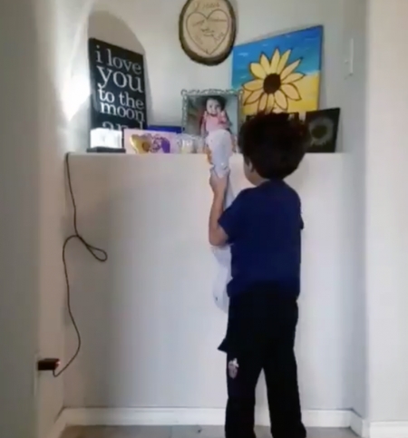 Borítókép: Ezt a videót sajnos lehetetlen bőgés nélkül végignézni: egy négyéves kisfiú dalban emlékezik meg a kishúgáról