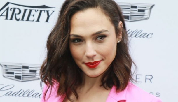 Borítókép: Gal Gadot szettjét látva azonnal te is együtt akarod viselni a rózsaszínt és a pirosat
