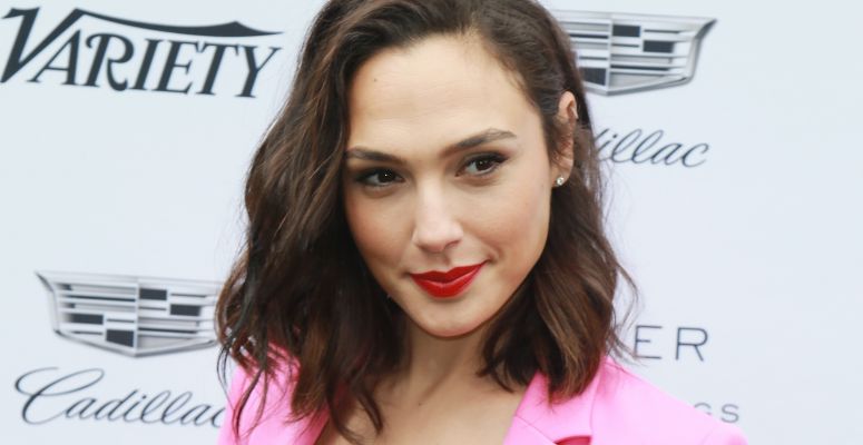 Gal Gadot szettjét látva azonnal te is együtt akarod viselni a rózsaszínt és a pirosat